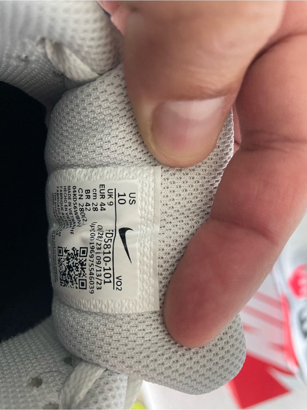 Nike Air Max 90 — Infrared Gore-Tex Sneakers - Picture 7 of 11